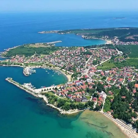 Megara; Havuzlu Muestakil Otel Kandira