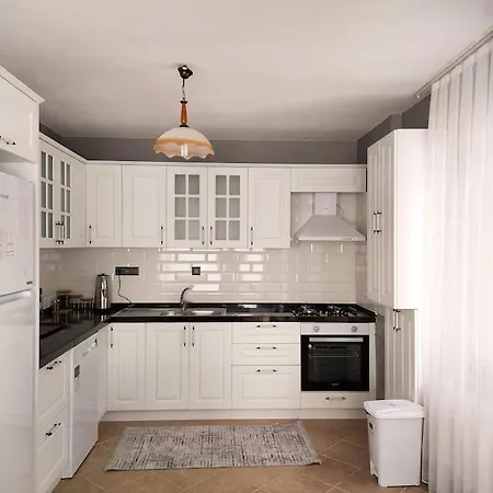 Megara; Havuzlu Muestakil Otel Kandira