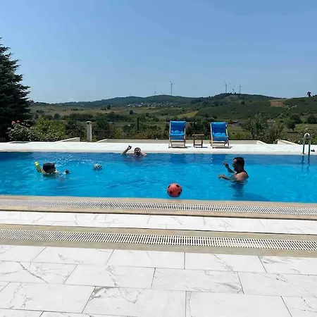 Megara; Havuzlu Muestakil Otel Kandira