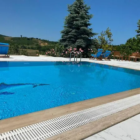 Otel Megara; Havuzlu Muestakil 4*