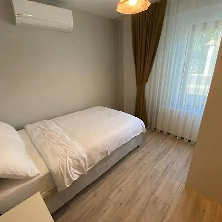 Megara; Havuzlu Muestakil Otel