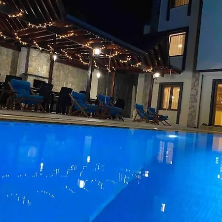 Megara; Havuzlu Muestakil Otel 4*