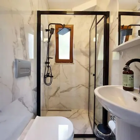 Megara; Havuzlu Muestakil Otel