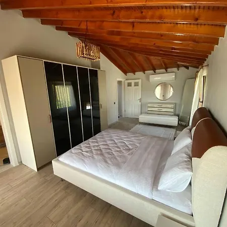 Megara; Havuzlu Muestakil Otel Kandira